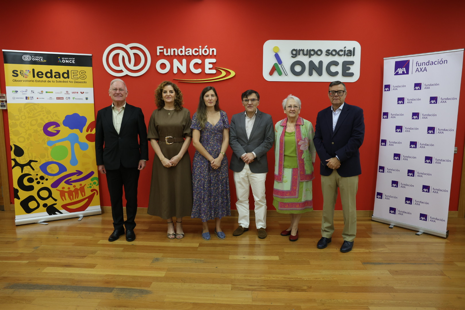 Foto de familia en la presentación del estudio en Fundación ONCE