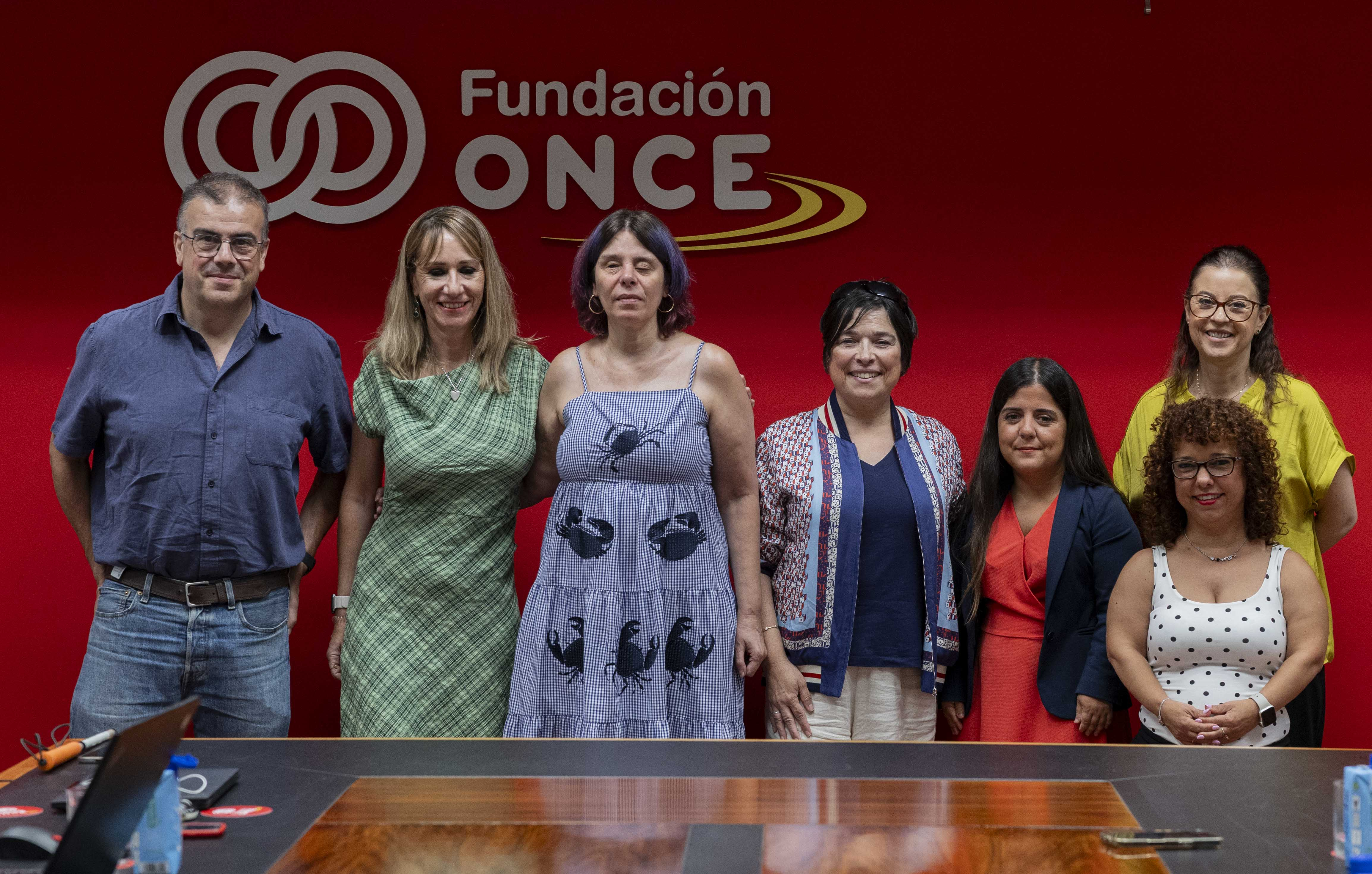 Foto de familia en la sede de Fundación ONCE
