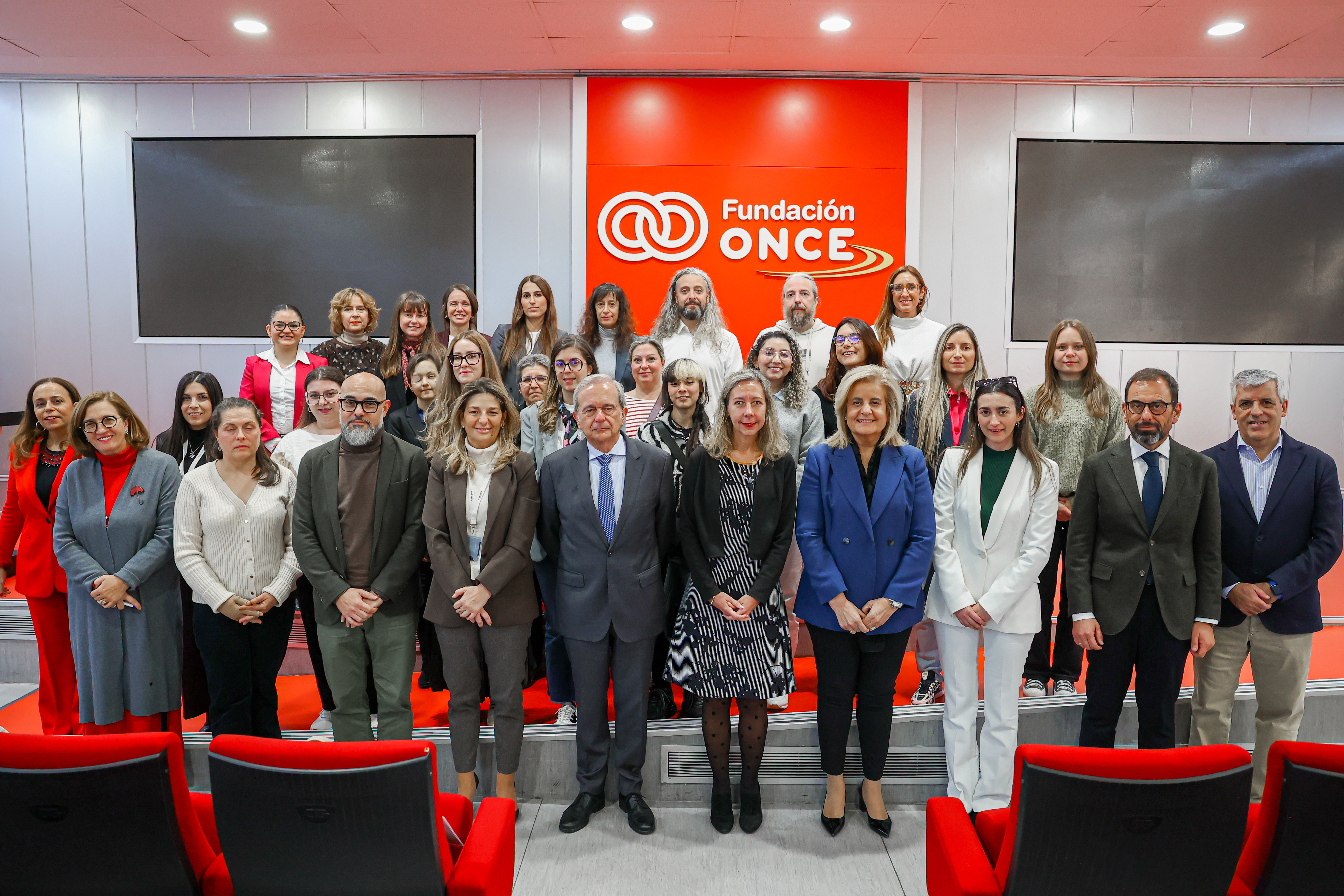 Foto de familia en la sede de Fundación ONCE