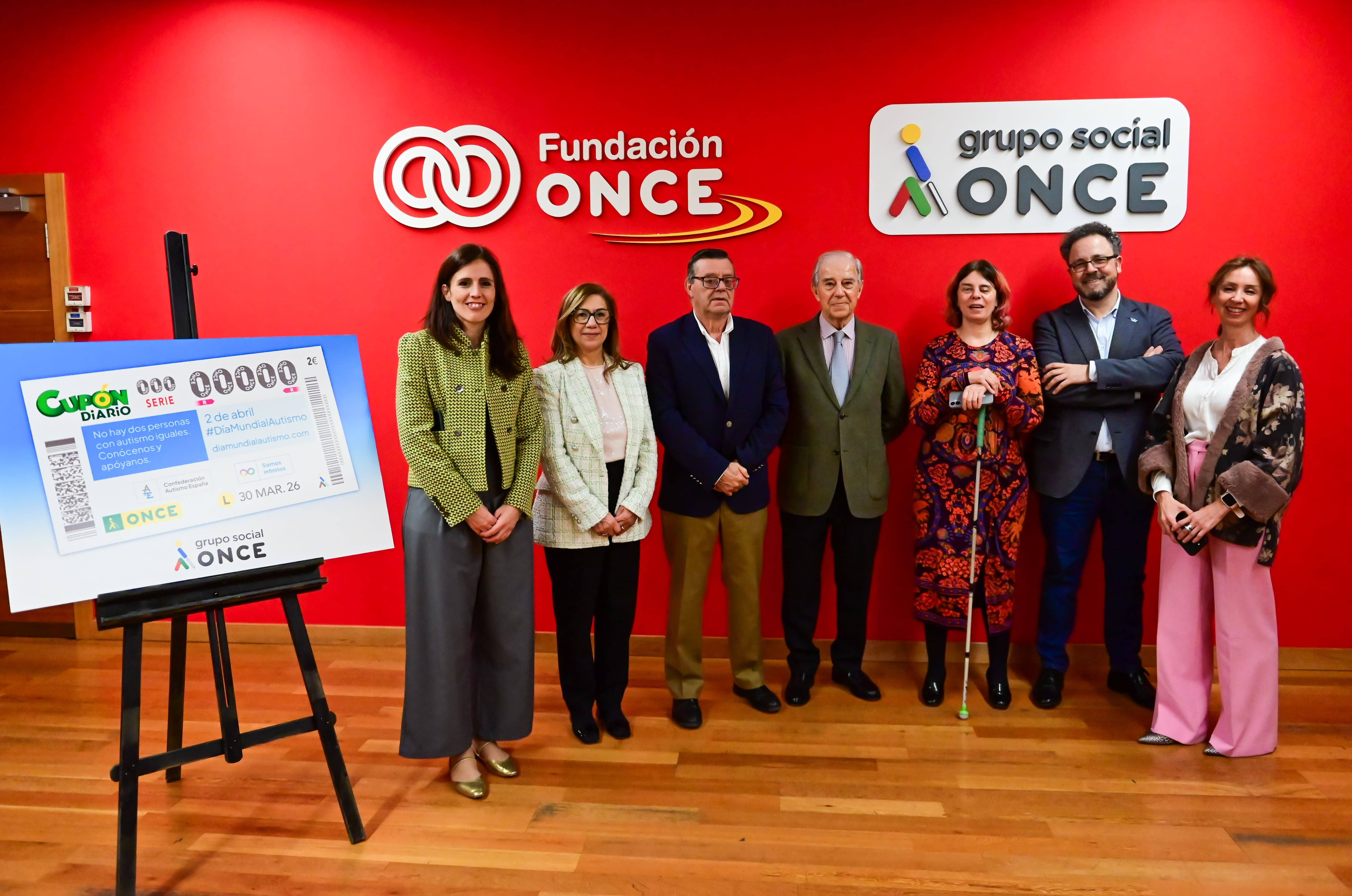 Foto del acto de entrega del cupón de la ONCE en la sede de Fundación ONCE