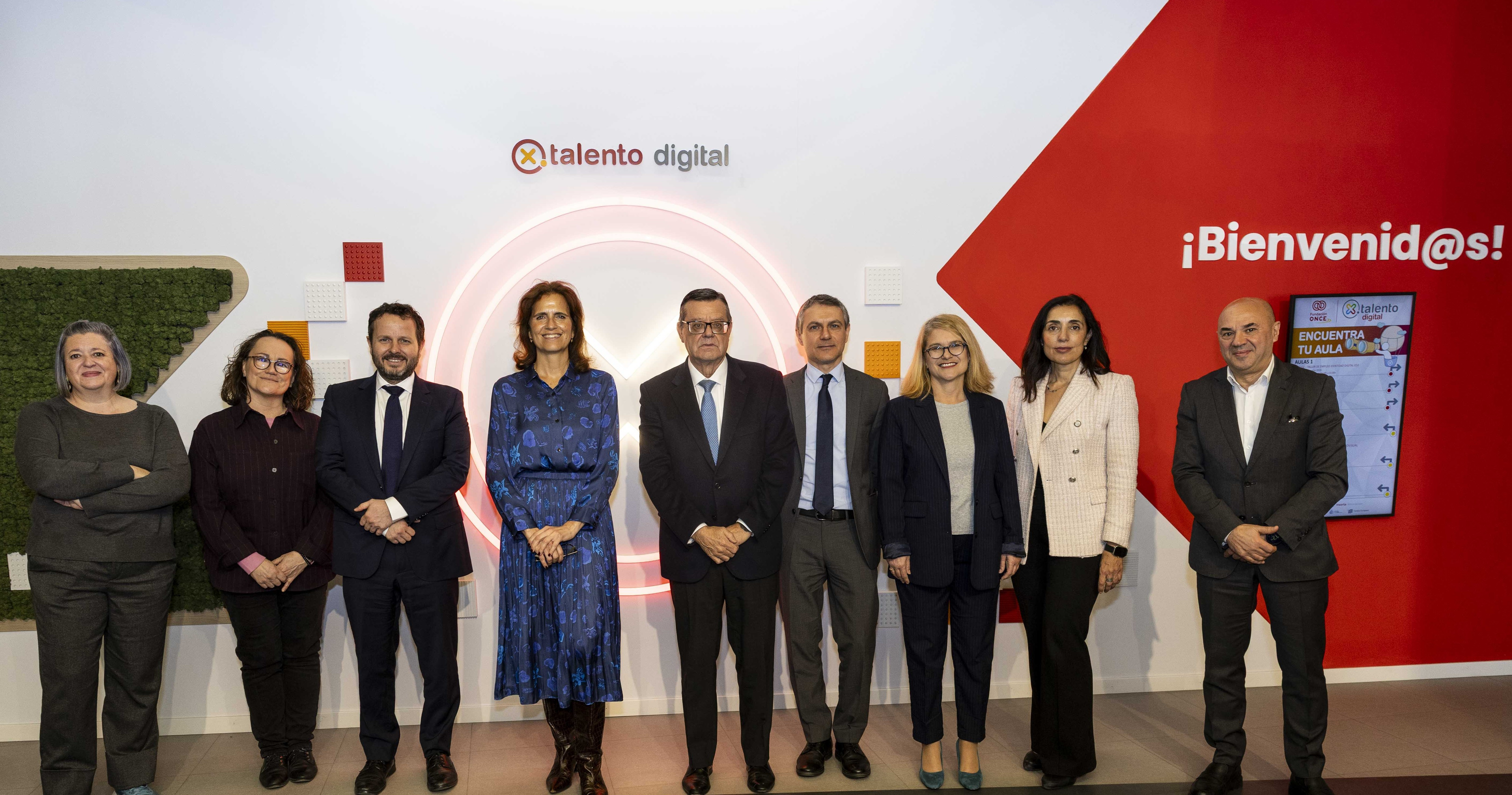 Foto de familia de la visita a Por Talento Digital