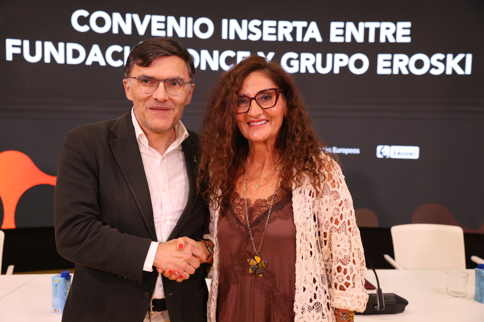 Foto firma del acuerdo con Eroski