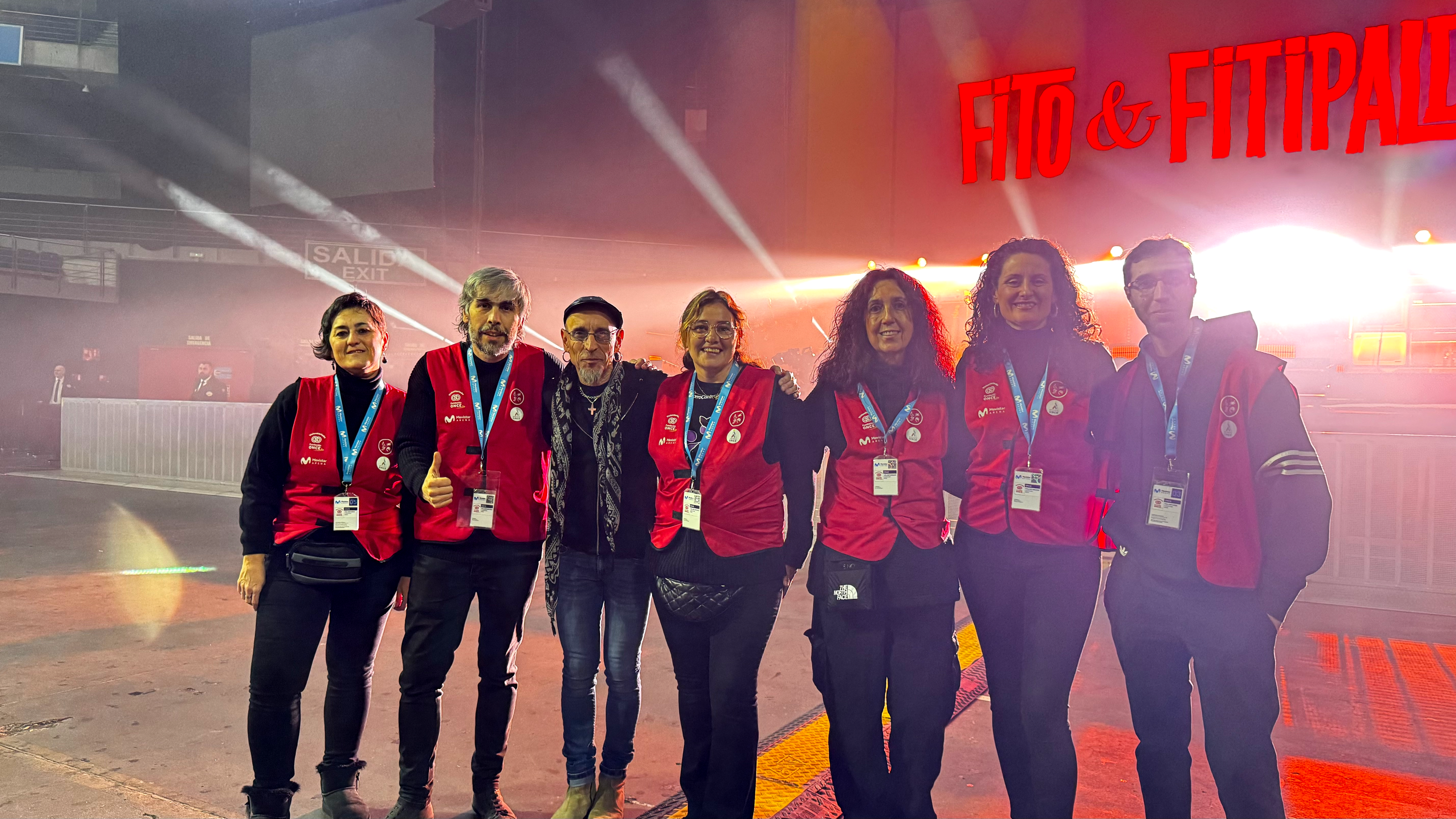 Foto de voluntarios de Fundación ONCE en uno de los conciertos de Fito
