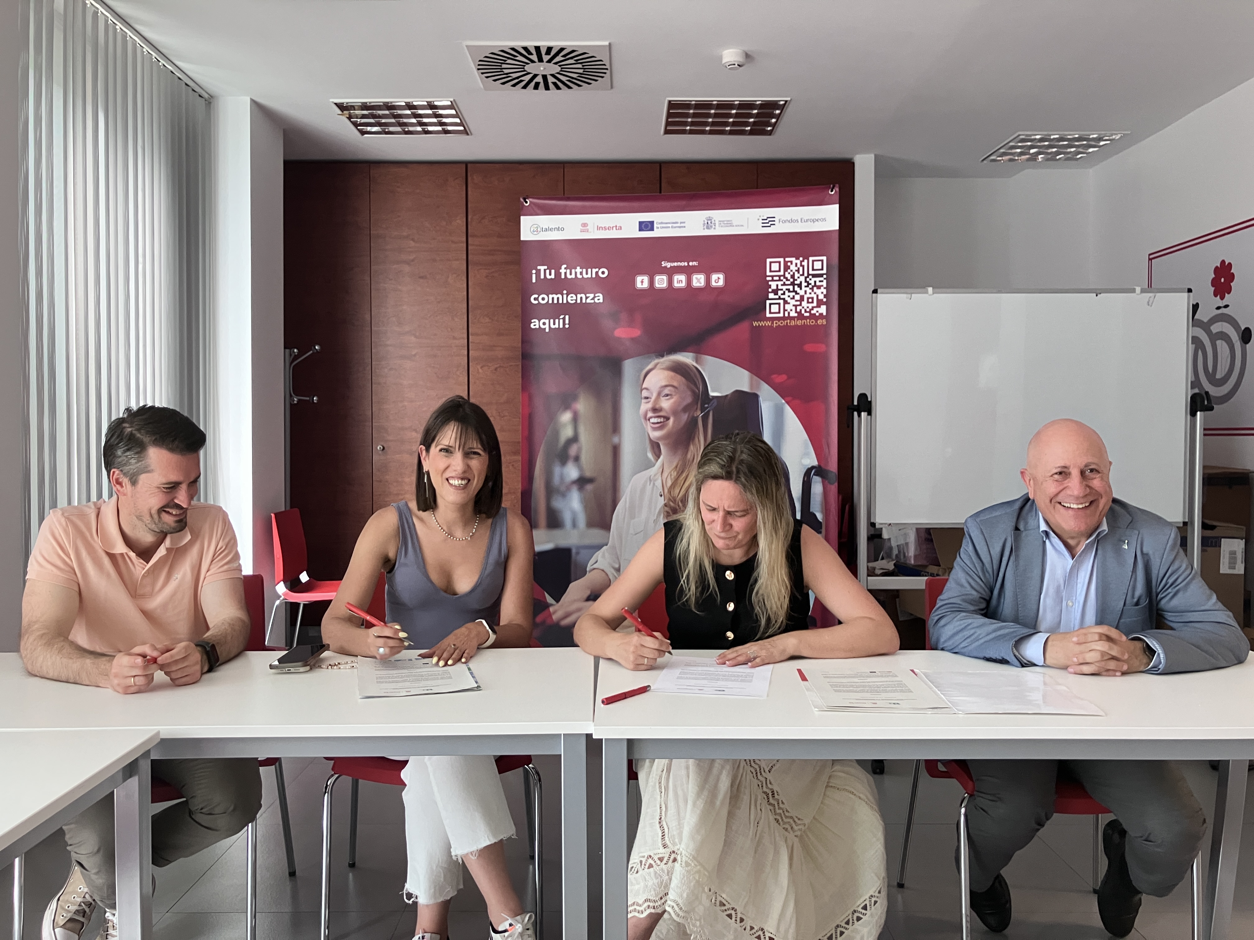 Foto con representantes de ambas entidades