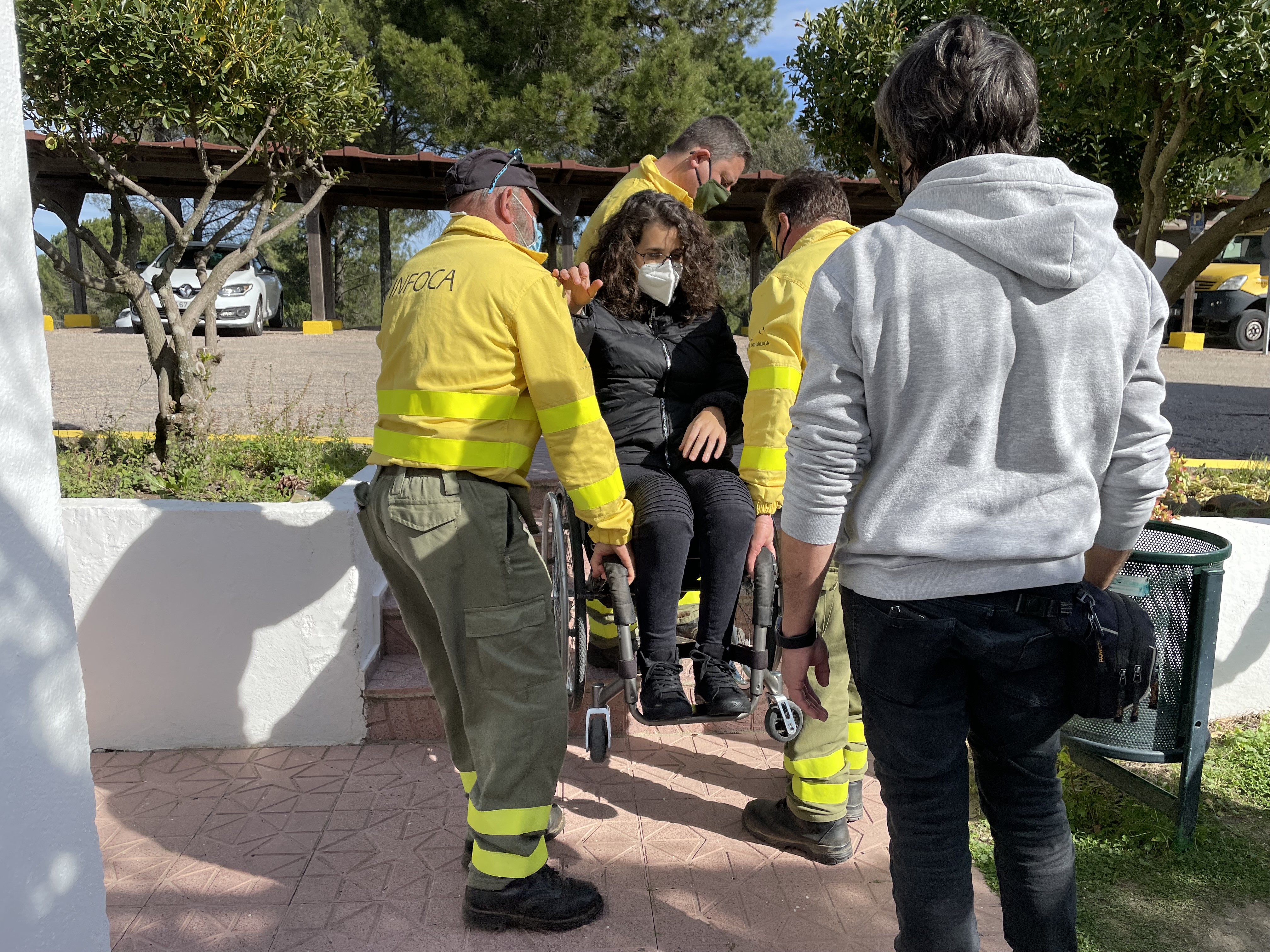 Foto de evacuación a una personas en silla de ruedas