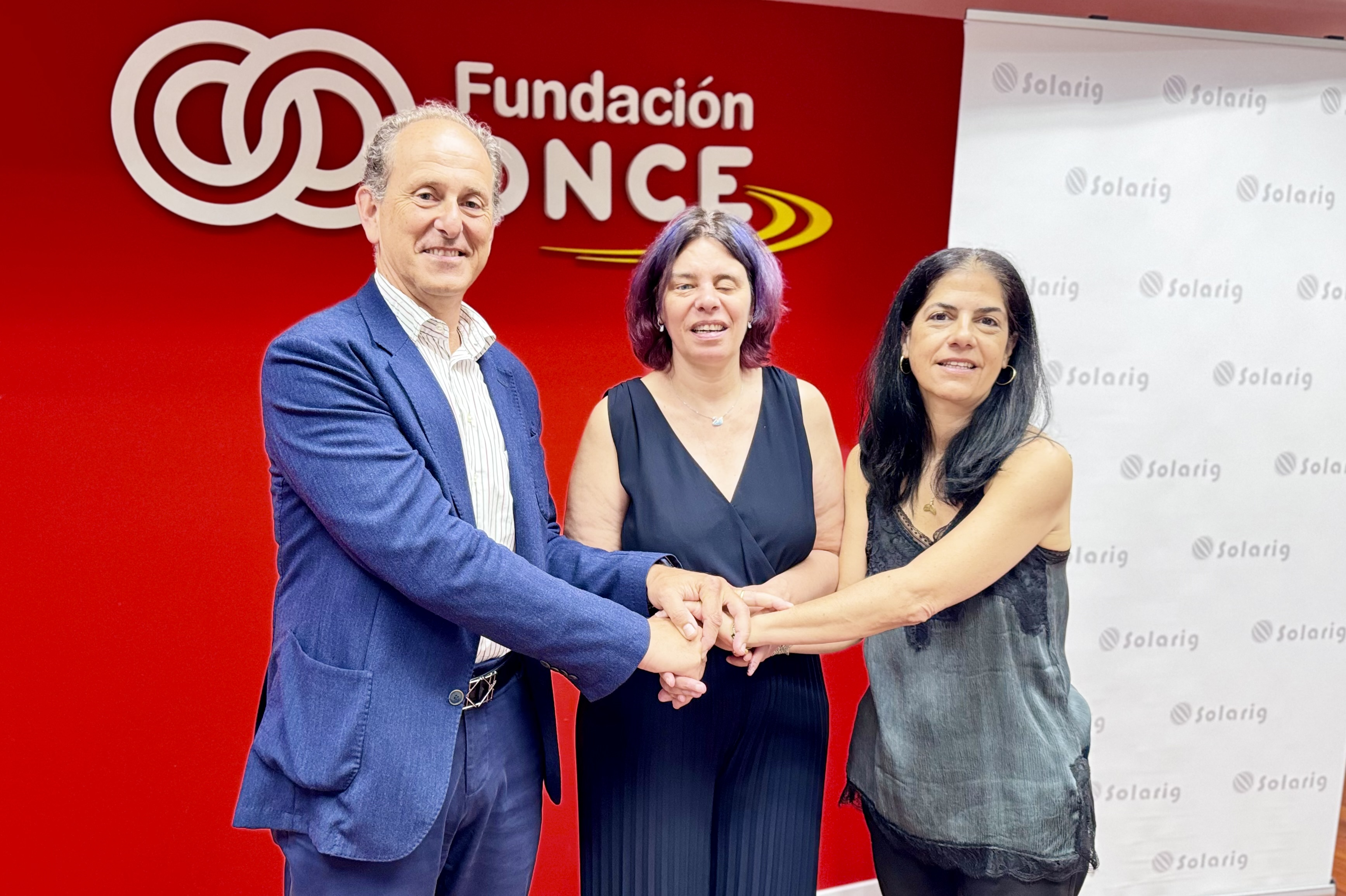 Foto de los firmantes del acuerdo en la sede de Fundación ONCE