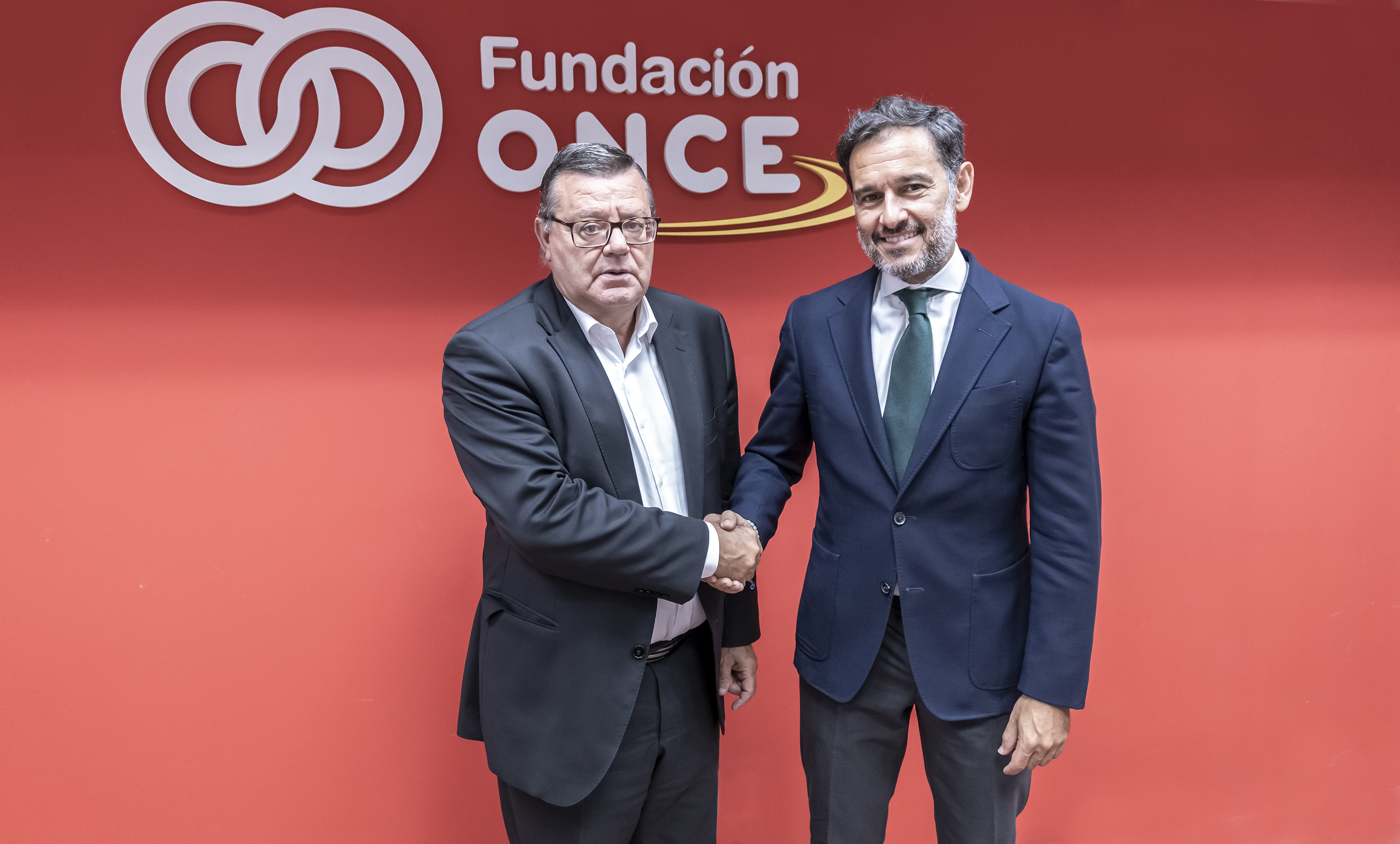 Foto de los firmantes estrechándose la mano