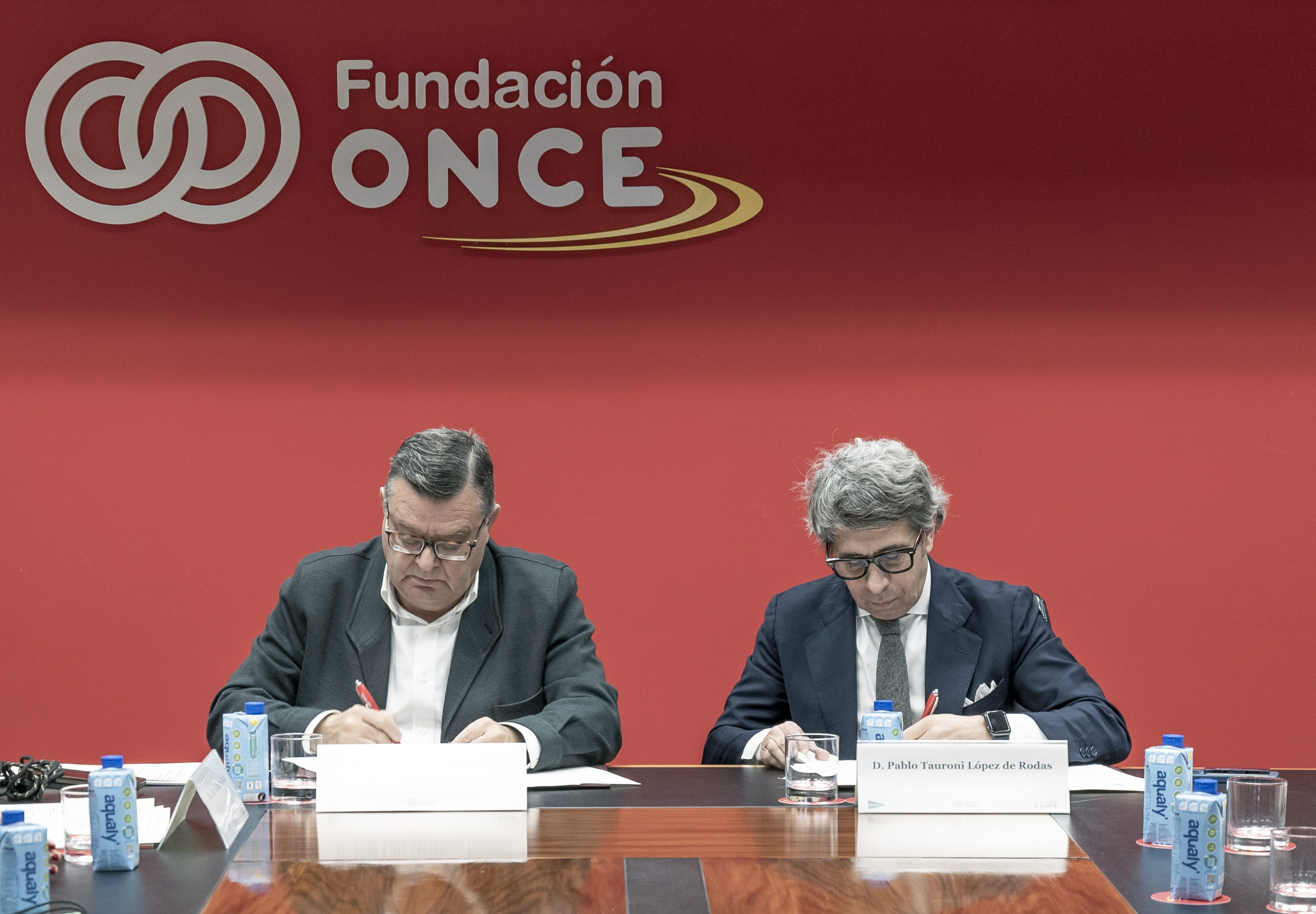 Firma del acuerdo en la sede de Fundación ONCE