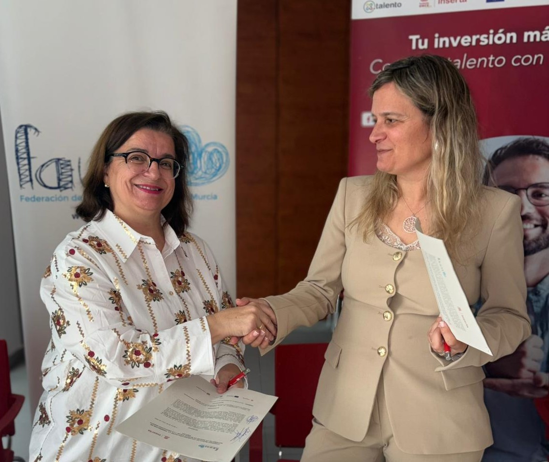 Foto del acto de firma del acuerdo