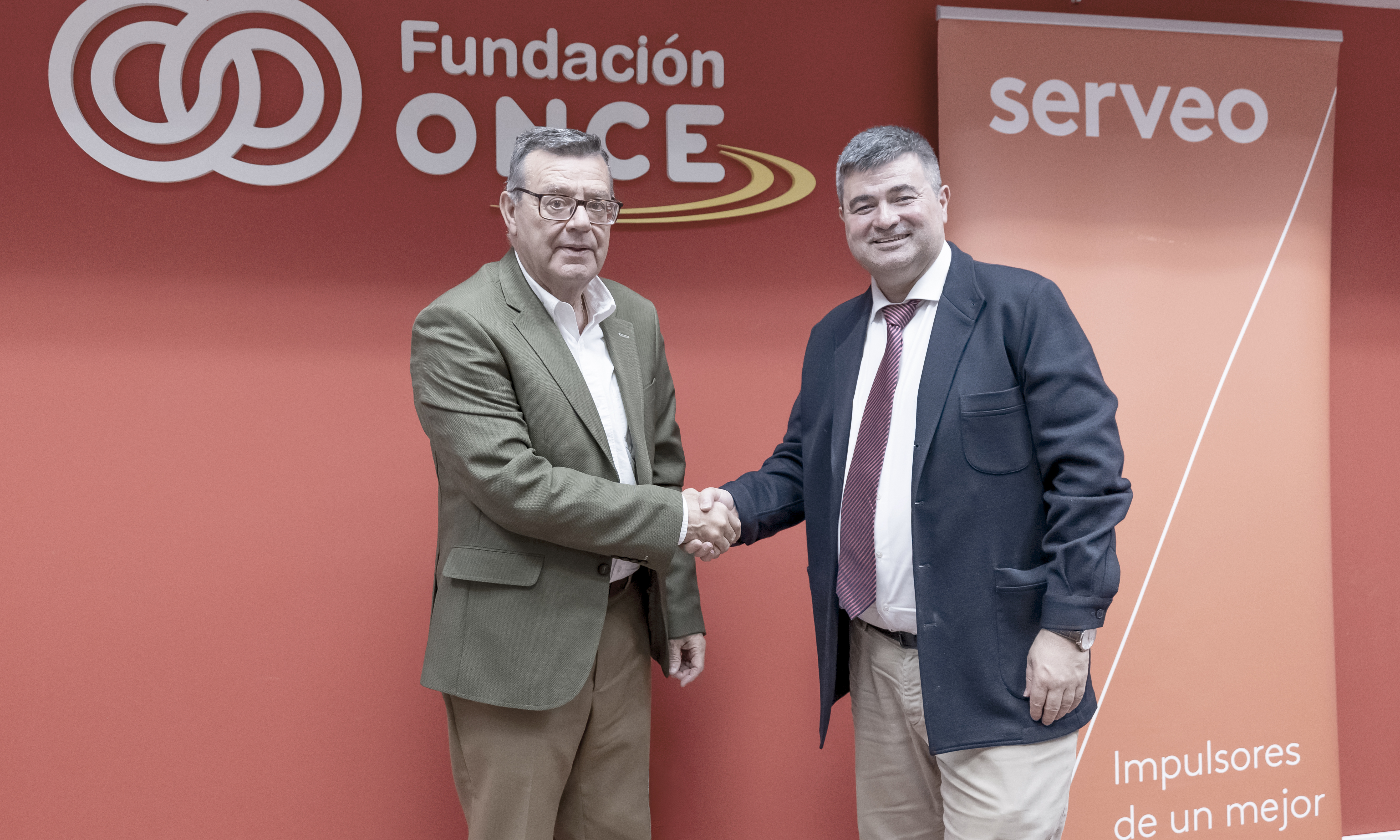 Foto de los dos firmantes estrechándose las manos