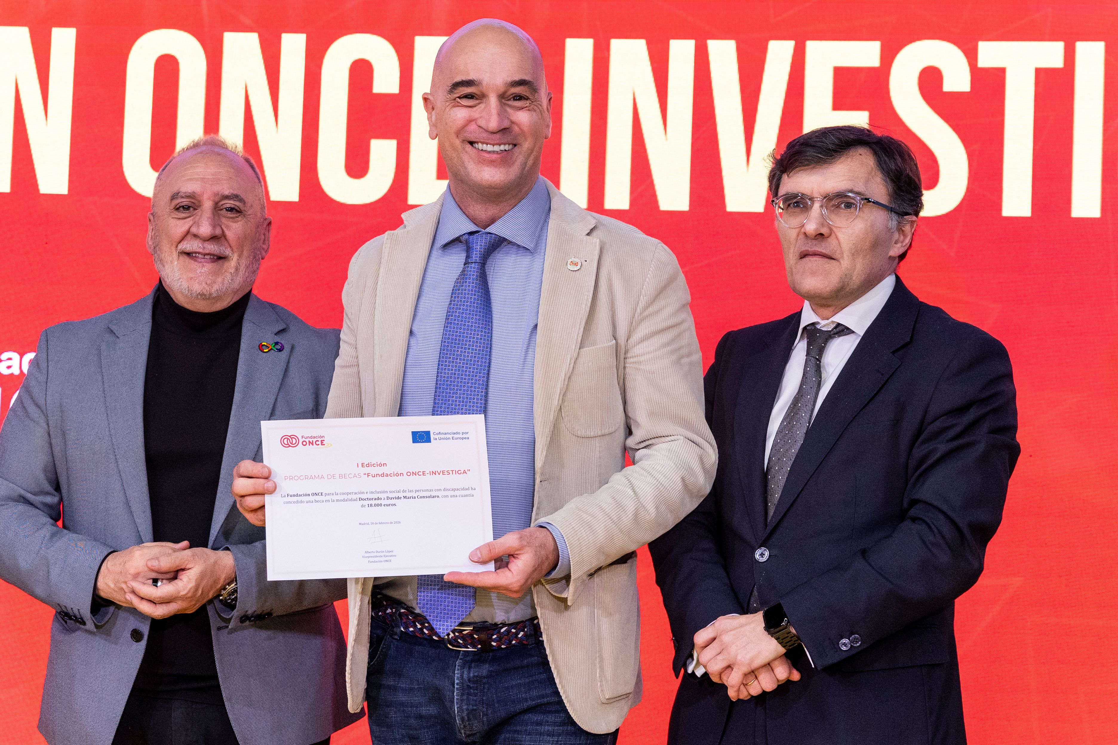 Foto de la entrega del diploma en Fundación ONCE