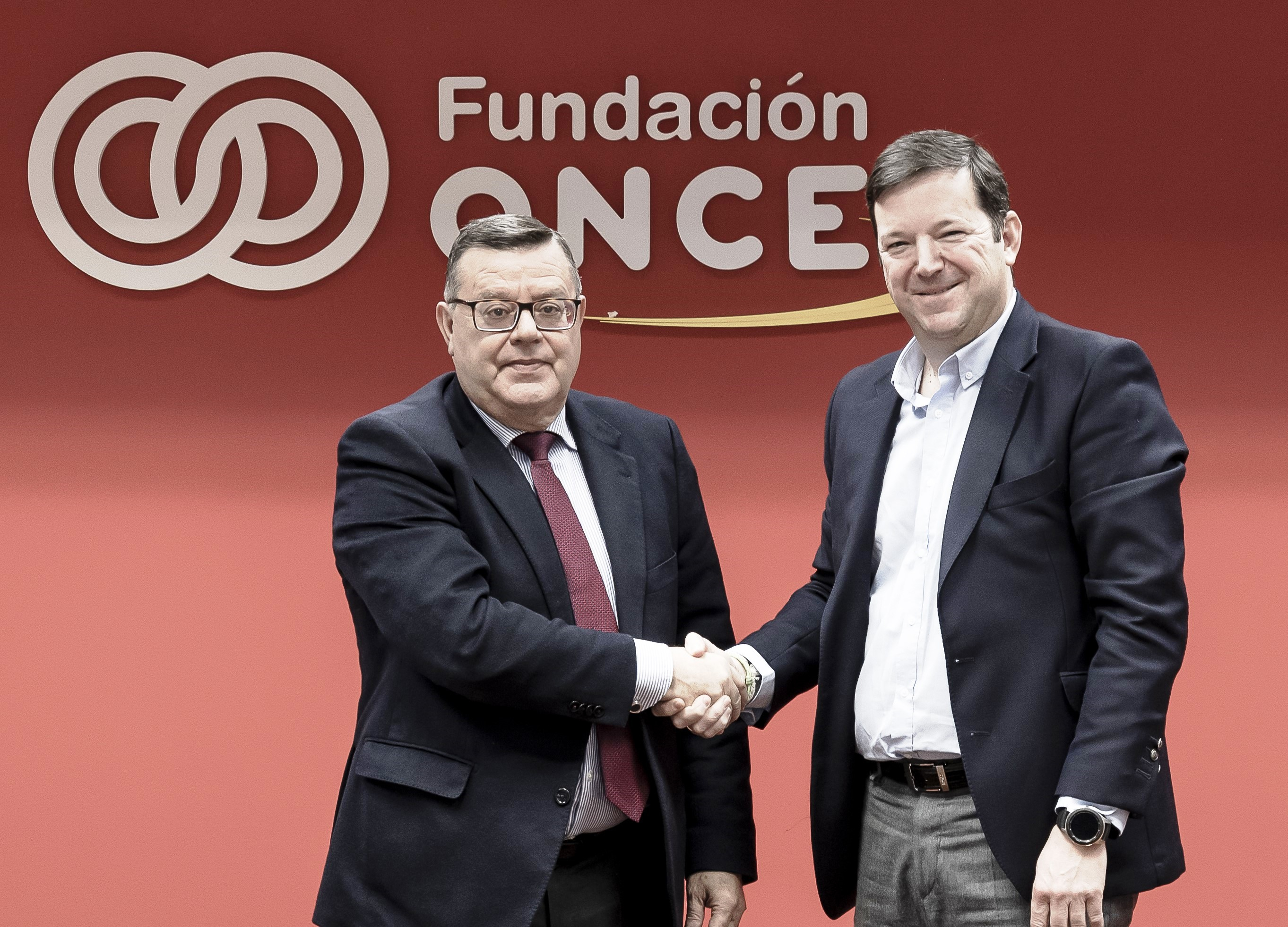 Fotografía de los firmantes del acuerdo en la sede de Fundación ONCE