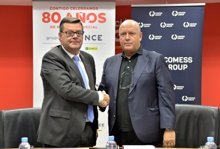 Foto del saludo tras la firma del convenio