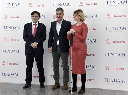 Foto posando tras las firma del convenio