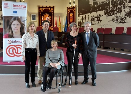 Foto de familia tras la firma del convenio