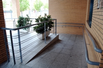 Foto de la rampa de entrada a un edificio