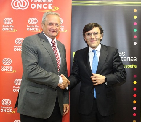 Foto del saludo tras la firma del convenio