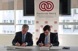 Foto de la firma del convenio entre Fundación ONCE y AXA