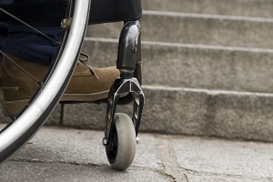 Silla de ruedas ante unas escaleras