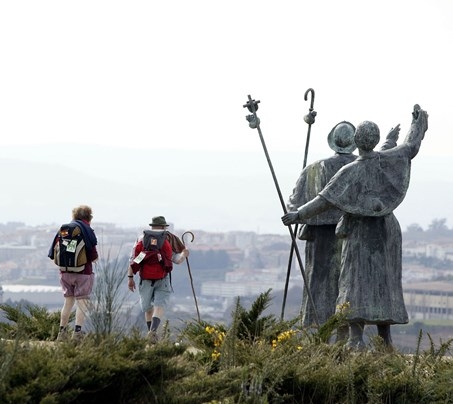 foto de dos peregrinos haciendo el camino de santiago