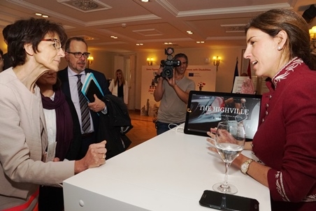 Foto de la Comisaria Thyssen hablando con una emprendedora con discapacidad