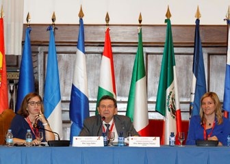 Foto de Isabel Martínez Lozano en su mesa de presentación