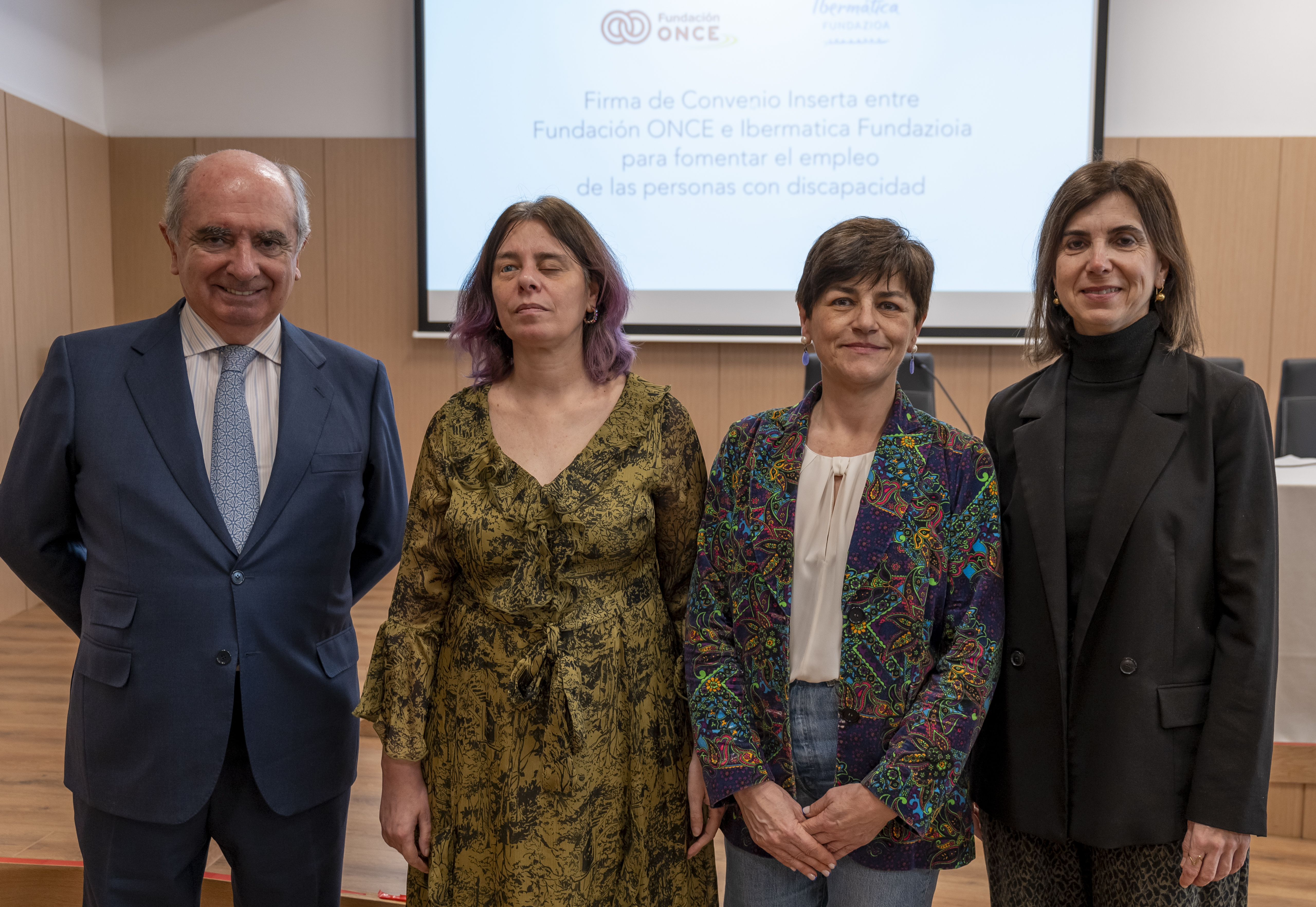 Foto del acto de firma del acuerdo
