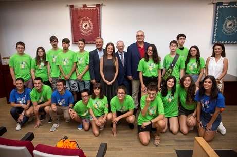 Foto de los alumnos del campus con los representantes de las entidades