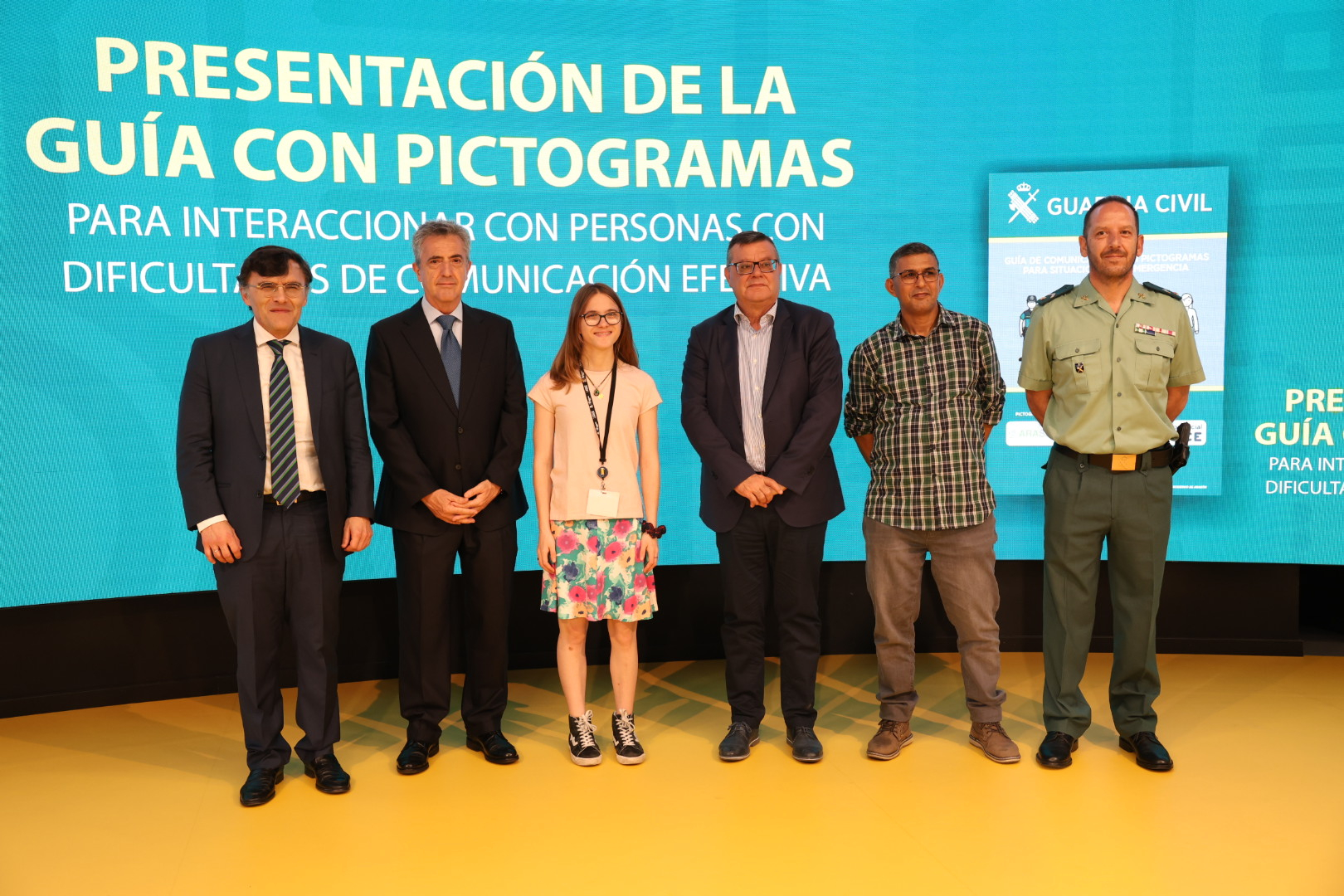 Fotografía de familia en la sede de Por Talento Digital de Fundación ONCE