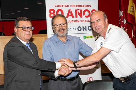 Foto del saludo tras la firma del convenio con la Policía