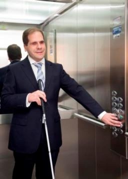 Foto de una persona ciega en un ascensor