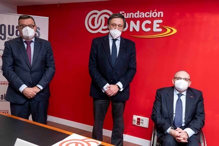 Foto de los 3 firmantes en Fundación ONCE