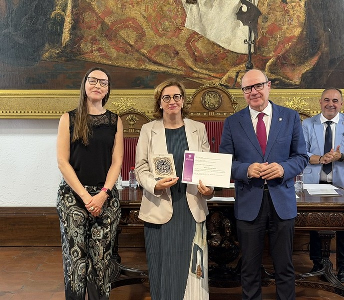 Momento de la entrega de la distinción