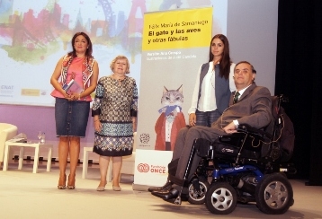 Foto de familia con Elena Furiase en la presentación de la publicación