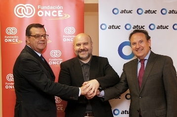 Foto del saludo tras la firma del convenio