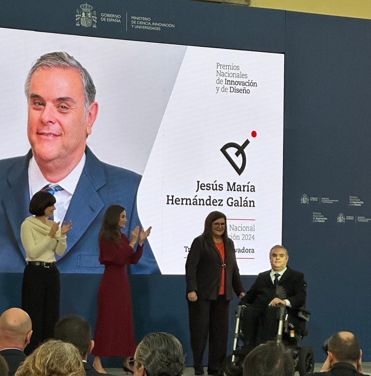 Foto de Jesús Hernández recogiendo el premio
