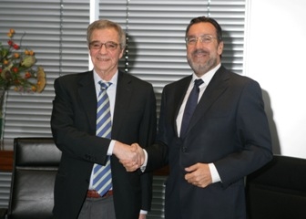 Foto de Miguel carballeda y Cesar Alierta tras la firma del convenio