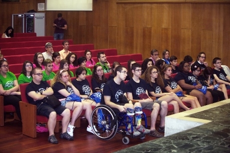 Foto de alumnos en un campus