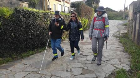 foto de peregrinos con discapacidad haciendo el Camino