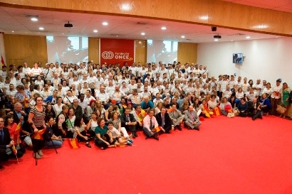 Foto del equipo paralímpico con los trabajadores de Fundación ONCE