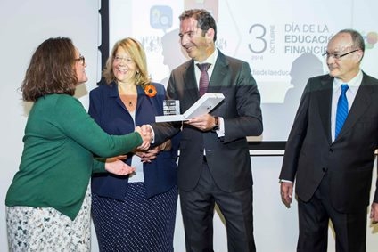 Foto del momento de la entrega del premio a Fundación ONCE