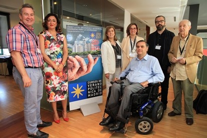 Foto de familia en la que aparecen Jesús Hernández e Isabel Martínez Lozano, de Fundación ONCE