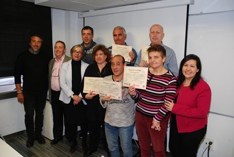 Foto de los alumnos con los diplomas