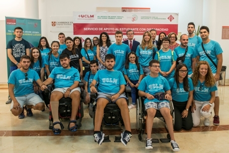 foto de los alumnos con los representantes de las entidades