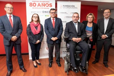 Foto de familia tras la firma de convenio en Fundación ONCE