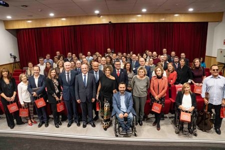 foto de familia de las empresas y personas donantes