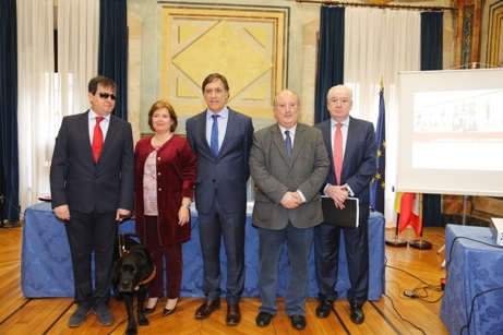 Foto de familia de las personas que han participado en la presentación