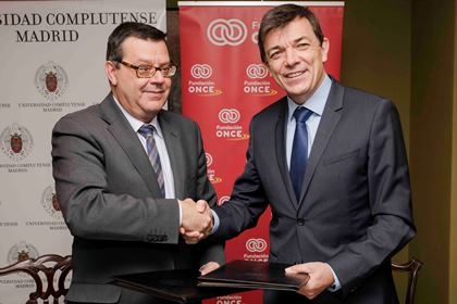 Foto del saludo tras la firma del convenio