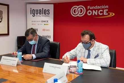 Foto del momento de la firma del convenio
