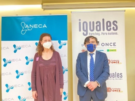 foto de las dos personas que han firmado el convenio